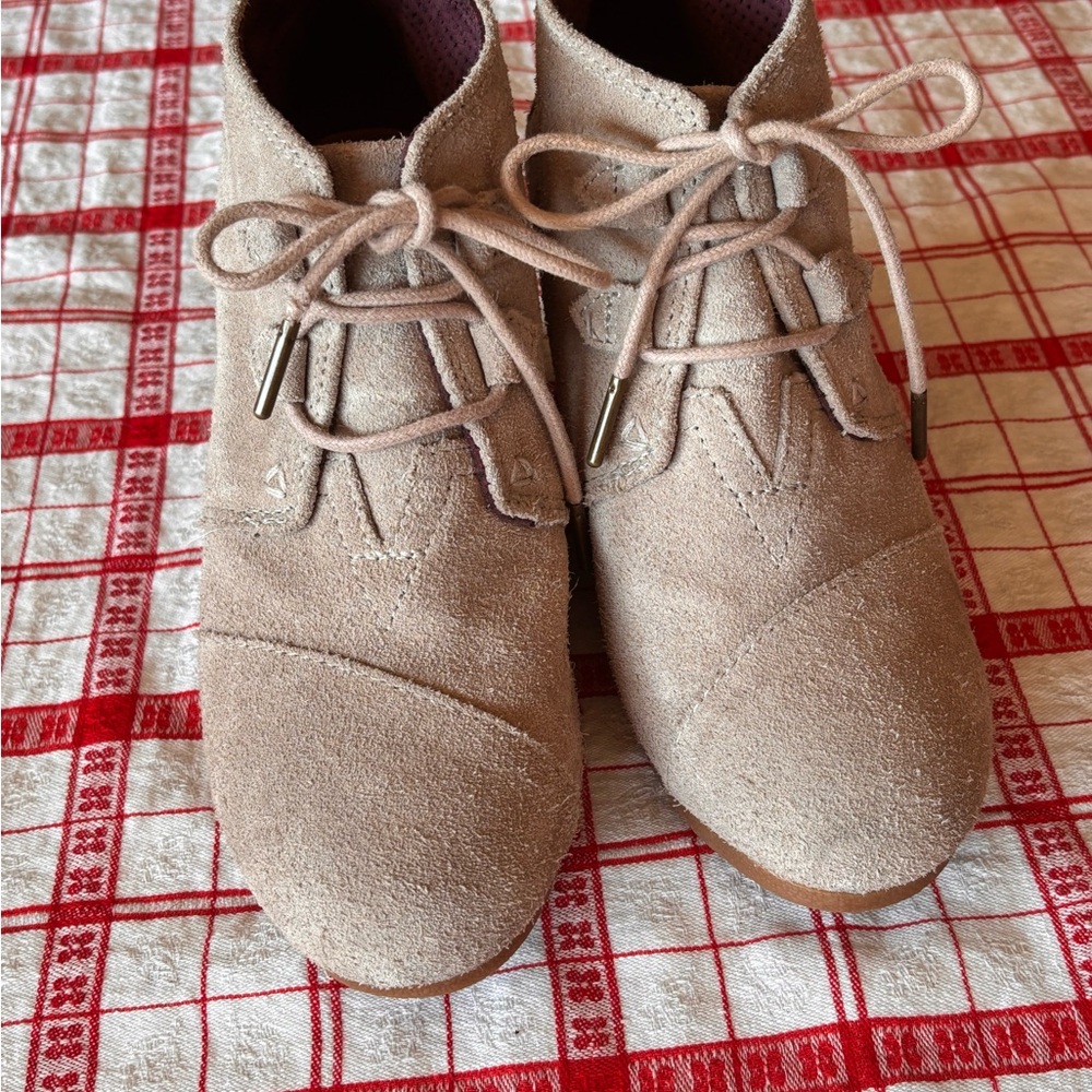 Toms Tan Lace Up Boots Classic Wedge Style